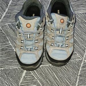 Merrell Gray and Tan Sneakers with Rugged Design